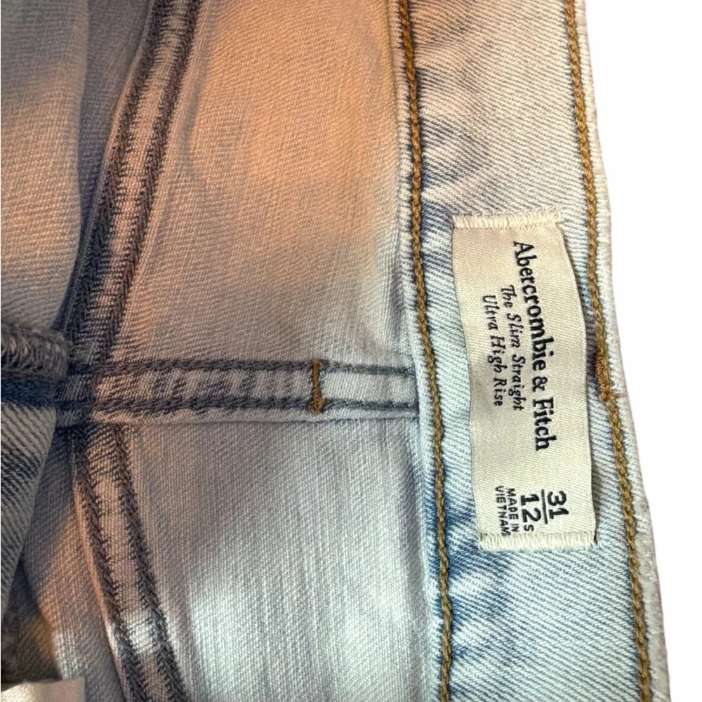 Abercrombie &Fitch light wash ultra high rise slim straight women’s size 31/12 S